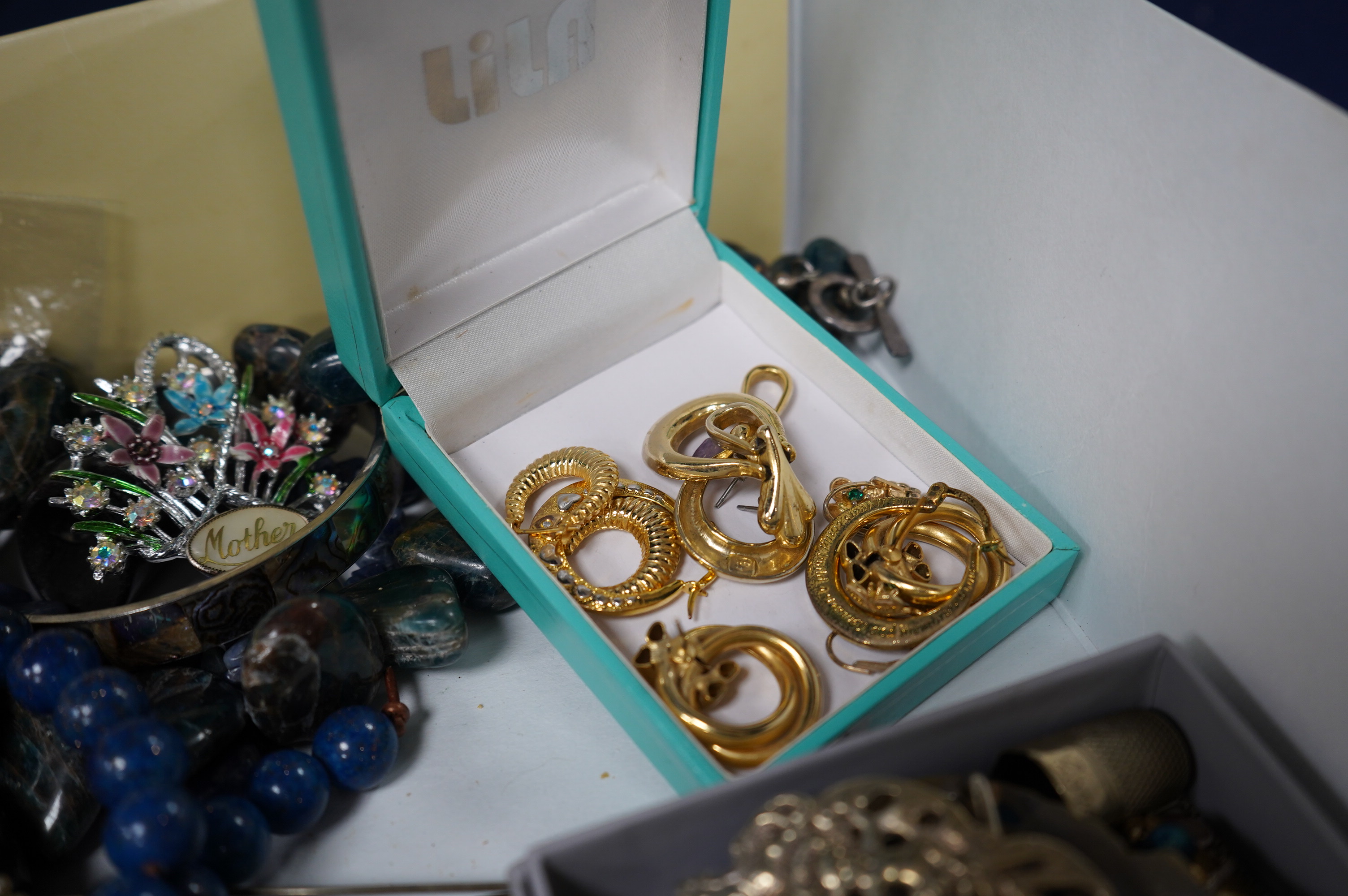 A quantity of assorted mainly costume jewellery including necklaces, rings, pendant, etc. Condition - fair.